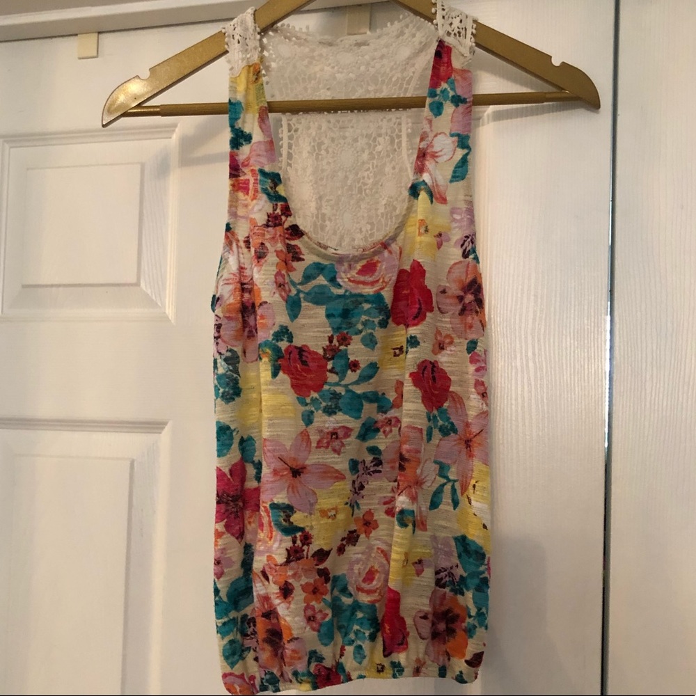 Print tank with crochet area at the top of back.